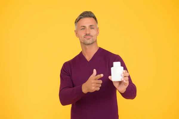 Aider à prendre une meilleure décision d'achat. Un bel homme pointe du doigt la bouteille. Produit publicitaire. Du parfum publicitaire. De la publicité. Promotion et publicité. Publicité de parfum, espace de copie — Photo