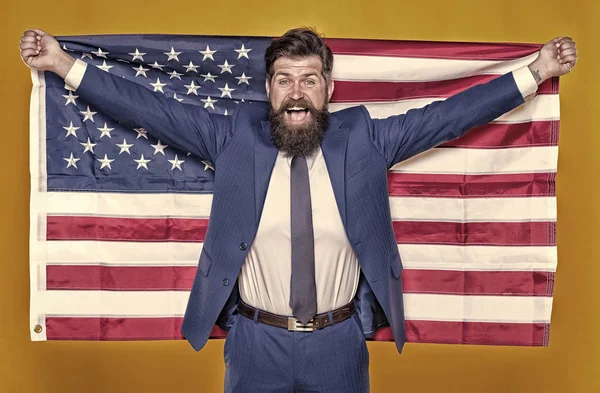 El espíritu patriótico. Hombre patriótico con bandera americana el día de la independencia. Empresario barbudo siendo patriótico para USA. El americano promedio no es más que patriótico. — Foto de Stock