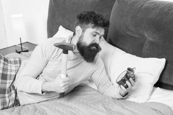 Odio el ruido del despertador. Etapas del sueño. Hombre despierto infeliz con el despertador sonando. Duerme más. Concepto de sueño saludable. necesita más descanso en la cama. barbudo hombre hipster querer dormir — Foto de Stock