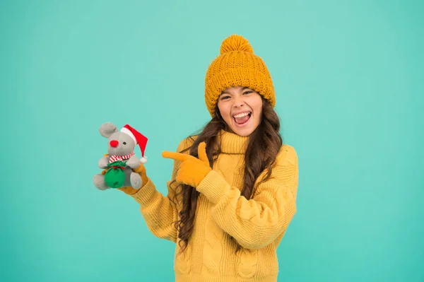 Идеальный день. милая маленькая девочка держать мышь игрушку. ребенок вязала теплые наряды играть с игрушечной крысой. магазин игрушек для детей. купить рождественские подарки. быть в рождественском настроении. С новым 2020 годом. мышиный символ года — стоковое фото
