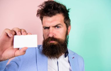 Kendini tanıtma. Ciddi sakallı adam kartviziti. kopyalama alanı. Olgun iş adamı. Boş bir kağıt parçası. Berber dükkanı konsepti. En iyi berber ustası. Beyefendiler için berber dükkanı. vahşi erkek güzelliği