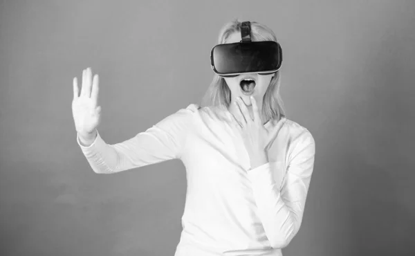 Nő izgatott, 3D-s szemüveg használata. Nő visel a virtuális valóság szemüveg a kék háttér. A nő segítségével virtuális-valóság sisak. Futurisztikus fogalma. — Stock Fotó