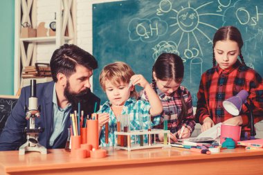 Okul kimya laboratuvarı. Okula geri dön. Bilim ve eğitim. Kimya laboratuvarı. mutlu çocuk öğretmen. Laboratuvar Araştırması - Kimyasal test için bilimsel proje. Eğitime yoğunlaşmış