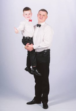 baba beyefendi ile küçük bir çocuk. Aile. Aristokrat. baba ile mutlu çocuk. iş toplantısı. Moda. Ebeveyn -lik. Aristokrat. baba ve oğlu resmi takım elbiseli. smokin tarzı. Düğün partisi. Illüzyonist.