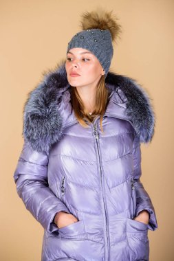 Isınıyorum. Günlük kışlık ceket biraz daha şık ve kaputun üzerinde daha büyük kaput kürkü gibi daha rahat özelliklere sahip. Sahte kürk. Moda kızı kışlık giysileri. Moda ceketi ve şapkası. Moda eğilimi