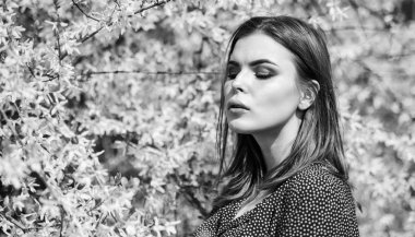 Bahar tazeliği. Çiçek açan ağaçlar çiçekleri. Doğal güzellik. Güzel kadın cilt bakımı. Doğal kozmetik konsepti. Makyaj cilt bakımı. Doğayla uyum içinde bir kız. Doğal çevre organik kozmetik