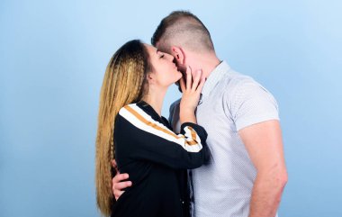 Birbirine aşık bir çift. Sırlarımızı paylaşıyoruz. Birkaç gol konsepti. Erkek ve kadın bej arka plan. Aile sevgisi. Çiftler flört ediyor. Güven ve destek. Tatlı ve tatlı bir ilişki dünyadaki her kız için bir rüyadır.