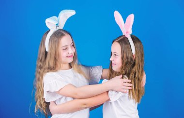 Paskalya günü kutlama. Küçük kızlar bayram kutlama tadını çıkarın. Şirin kız kardeşi aile kutlama dans. Mutlu tatil kutlaması