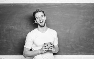 Kara tahtadaki adam kahve içiyor. üniversite hayatı. Okul öğretmeninin kahve molasına ihtiyacı var. Günaydın. Okula geri dön. eğitim için enerji ilham. sınıfta öğrenci adam. Dinlenme zamanı. Kahvaltı saati