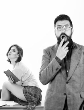 Defter tutuyor. Arka planda hesap defteri okuyan seksi bayan ile şok bulanık adam. Şehvetli muhasebe memuru kitap muhasebesi hazırlıyor. Defter tutma da hizmet veren şirket