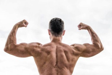 Başarıya ulaşmak. Başarılı atlet. Zafer ve başarı. Şampiyon ve kazanan kavramı. Spor motivasyonu. Başarıyı kutlayan adam. Bodybuilder güçlü kas sırt güçlü ve üstün duygu
