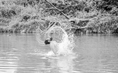 özgür hissediyorum. sakallı adam gölde yüzüyor. yaz tatili. olgun yüzücü. ıslak sakallı acımasız hipster. nehir suyunda ferahlatıcı. su canavarı. tüylü canavar. vahşi adam. dinlenmek için zaman