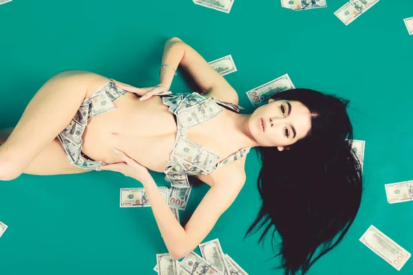 Falschgeld. sexy Frau im sommerlichen Badeanzug in der Währung. Geld Mädchen auf grünem Hintergrund. Körperhandel. Geschäftserfolg. Investition in sich selbst. Dollar-Bikini-Mode. perfekter Körper und Haare — Stockfoto