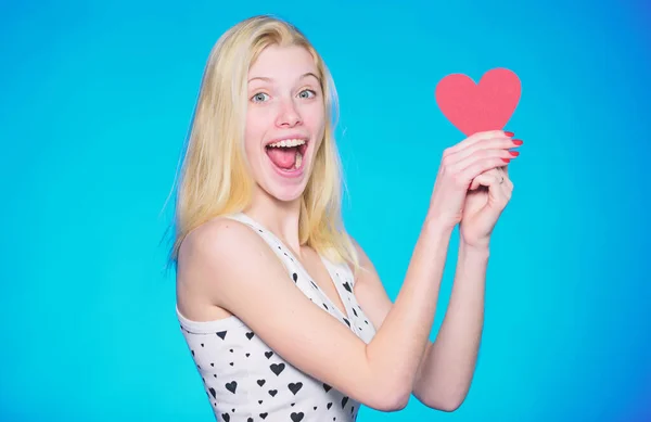 El amor está en el aire. Un saludo romántico. Ventas de San Valentín. Amor y romance. mujer con corazón decorativo. Una cita. mujer feliz sobre fondo azul. Fiesta de San Valentín — Foto de Stock