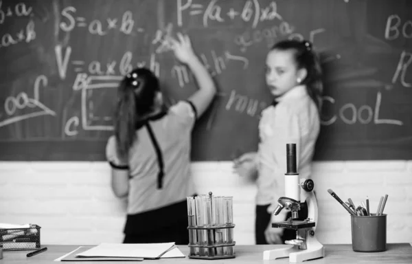 Liten vetenskapsman arbetar med Mikroskop. Biologi lektion. Tillbaka till skolan. vetenskapliga experiment i kemilaboratorium. Kemi forskning. Små flickor i skolan Lab. Kemi utbildning — Stockfoto