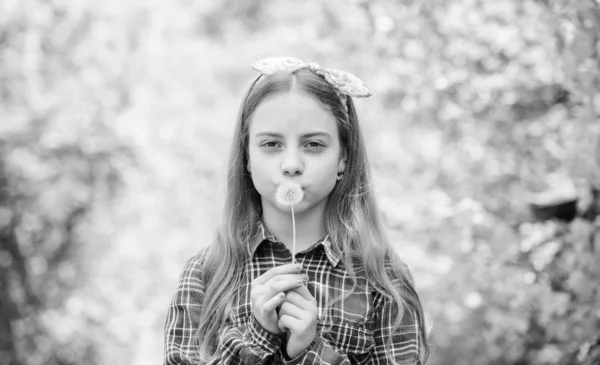 Menina bonito adolescente vestido país rústico estilo xadrez camisa natureza fundo. A celebrar o regresso do Verão. O dente-de-leão é belo e cheio de simbolismo. O verão chegou. Verão jardim flor — Fotografia de Stock