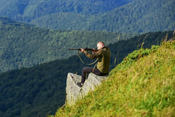 Estilo militar. varón en camuflaje. soldado en el campo. polígono. Hombre musculoso sostiene el arma. propósito y éxito. Fuerzas del ejército. francotirador llegar a la montaña objetivo. Hombre listo para disparar. pasatiempo cazador —  Fotos de Stock