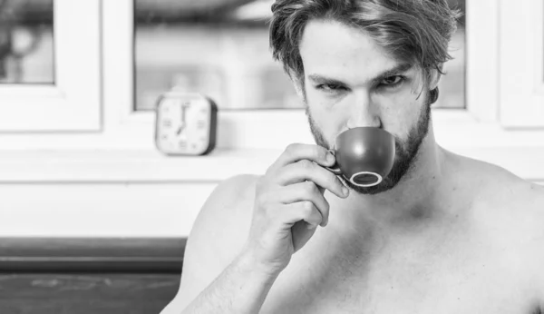 Jeden Morgen mit seinem Kaffee. Mann bärtigen stattlichen Macho halten Tasse Kaffee. Kerl attraktives Aussehen Mann genießen heißen frisch gebrühten Kaffee. Das Erste am Morgen. Beste Zeit für eine Tasse Kaffee — Stockfoto
