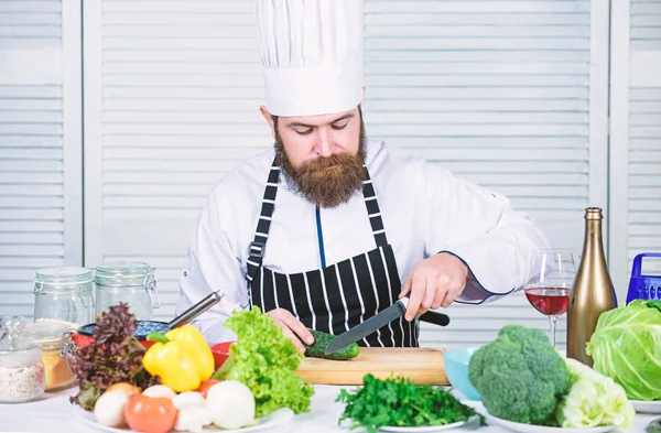 Enligt recept. Förbered ingrediens för matlagning. Användbar för betydande mängd tillagningsmetoder. Grundläggande tillagnings processer. Man mästerkock eller amatör Matlagning mat. Sharp kniv hugga vegetabiliska — Stockfoto