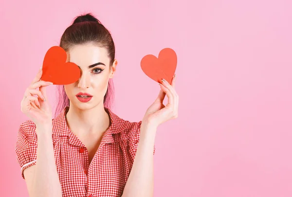 Mujer de moda con corazones rojos. Modelo chica cara, boca abierta, emoción — Foto de Stock