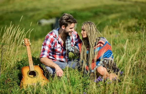 Romanticismo escursionistico. Passeggiata romantica. Canzone romantica. L'amore li ispira. Aria fresca e sentimenti puri. Bella coppia romantica felici volti sorridenti sfondo naturale. Fidanzato e fidanzata con chitarra — Foto Stock