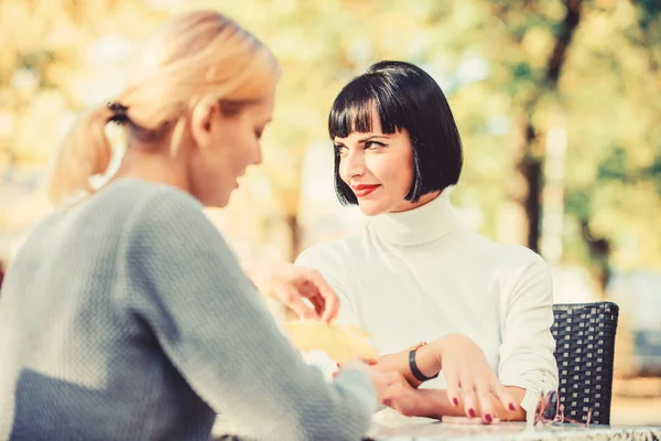 Arkadaşlık toplantısı. Güvenilir iletişim. Dostluk ya da rekabet. Kızlar kahve sohbeti içer. İki kadın kafe terası sohbeti. Dostluk dostu yakın ilişkiler. Vahiy ve destek