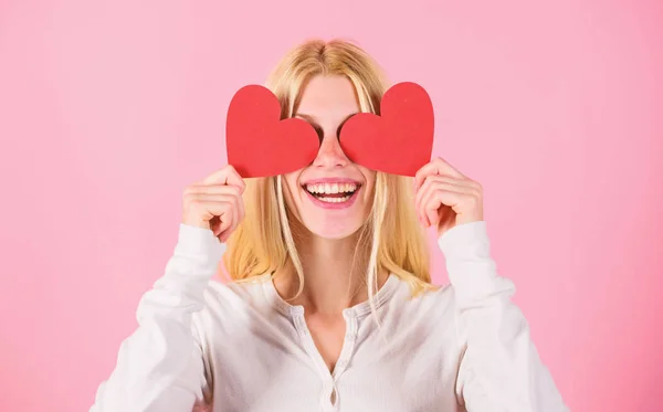 Chica alegre enamorarse. Chica mantener corazón símbolo amor y romántico fondo rosa. El amor es ciego. El día de San Valentín ha sido considerado tradicionalmente como más significativo para las mujeres. Mujer celebrar el amor — Foto de Stock