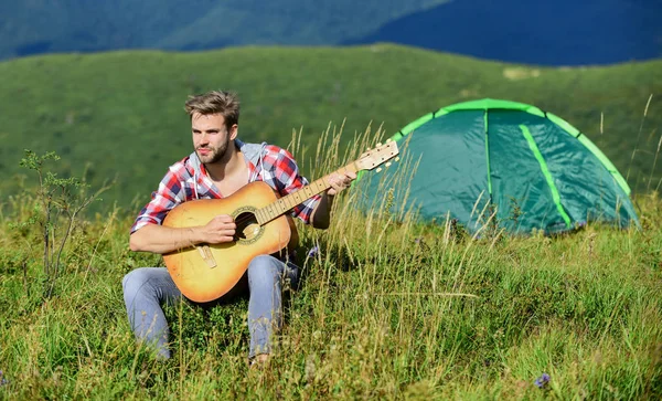 音楽は世界に調和をもたらします。西側のキャンプとハイキング。ヒップスターファッション。幸せと自由。アコースティックギター奏者のカウボーイ。ギターを持ったセクシーな男だ。カントリーミュージックの歌 — ストック写真