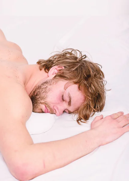 Einfache Tipps zur Verbesserung des Schlafes. Typen bärtigen Machos entspannen sich morgens. Total Relax Konzept. Mann attraktiven Macho entspannen und sich wohlfühlen. Mann unrasiert bärtigen Gesicht Schlaf entspannen oder einfach aufwachen — Stockfoto