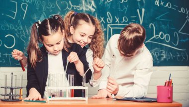 Mutlu çocuklar. Kimya dersi. Küçük çocuklar Kimya öğreniyor. Laboratuar içinde mikroskop ile biyoloji deneyler yapan öğrenciler. Kimya eğitimi. Kimya ekipmanları. Laboratuvarda güzel bir gün