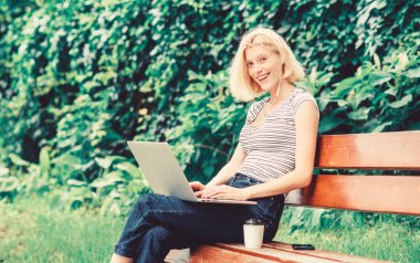 kız blogger sosyal ağ için yazı yazmak. dizüstü bloglama açık ile modern kadın. yaz online. Kadın kahve içer. Bloglama için ilham kaynağı. kız not defterine blogunu çalıştırAn. Gerçekten meşgul