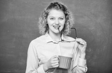 Huzurlu bir sabah. Günaydın. kız çay içeceği ile ferahlatıcı. Okul öğretmeninin kahve molasına ihtiyacı var. Tahtada kahve fincanı olan bir kadın. fikir ve ilham. enerji ve canlılık. enerji yükü