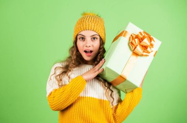 Yeni yıl partisi. Noel hediyeli çocuk. Aile tatili konsepti. Çocuk Noel Baba 'yı bekliyor. çocukluk mutluluğu. Büyük satışlar ve alışveriş. Boks günü. Doğum günün kutlu olsun. Büyük bir sürpriz yap.