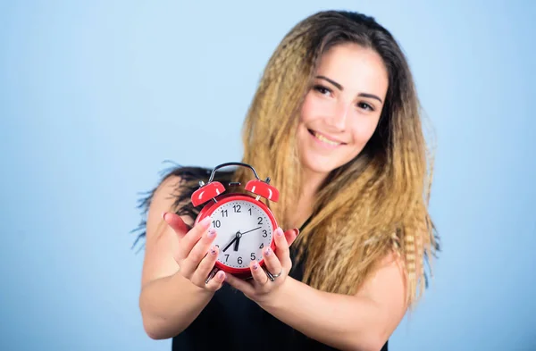 A contar até ao fim do prazo. Excesso de trabalho ou atraso. Está na hora. Vê a reparação. Uns minutos. Gestão de tempo. Pontualidade e disciplina. Menina bonita a gerir o seu tempo. Mulher segurar despertador vermelho — Fotografia de Stock