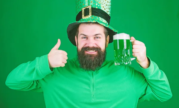 爱尔兰酒吧 喝啤酒庆祝。 节日和假日菜单。 染绿的传统啤酒。 让我们开始派崔克派对。 酒精饮料。 爱尔兰传统。 男人残忍的胡子嬉皮士喝啤酒 — 图库照片