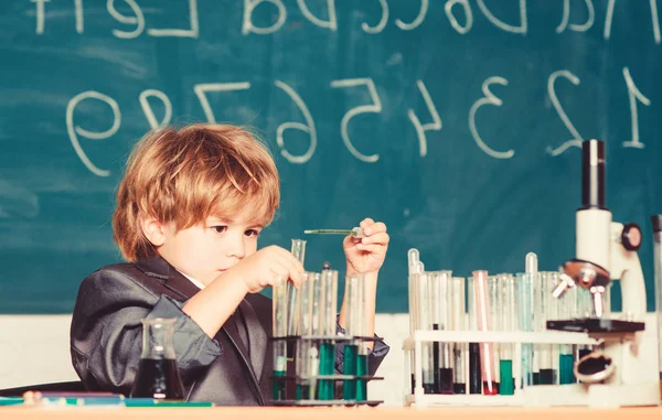 Junge Mikroskop und Reagenzgläser Schulklasse. Wissenskonzept. Faszinierendes Thema. Wissenstag. Kinder studieren Biologie Chemie. Grundkenntnisse Grundschulbildung. Bildungsexperiment — Stockfoto