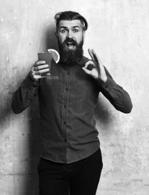 Vahşi hippi elinde tropik alkolik taze kokteyl tutuyor.