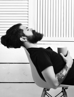 Kafkasyalı vahşi bir hippi elinde bardak ya da kupa tutuyor.