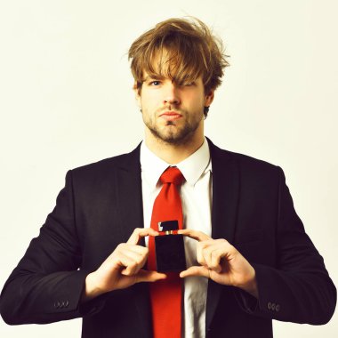 Beyaz tenli, parfümlü beyaz bir adam.