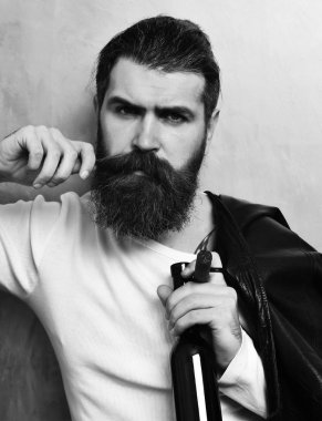 Sakallı, Kafkas hippisi elinde şişe, puro içiyor.