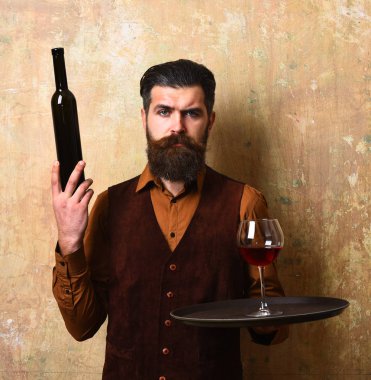 Bardaklı garson ve tepside kırmızı şarap..