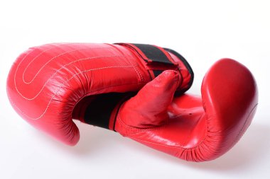 Bir çift boks eldiveni yan yana yatıyor. Boks malzemeleri