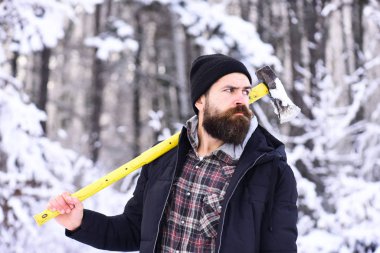 Sakallı ve bıyıklı adam balta tutuyor.