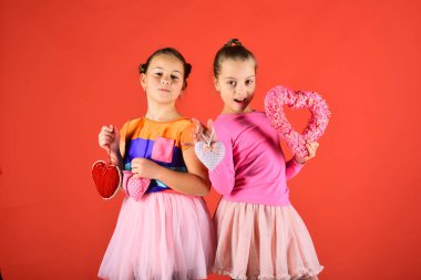 Kağıt süslemeli, kürklü ve yumuşak kalpli rahibeler..