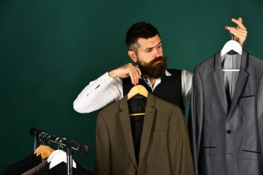 Moda seçim. Yeleği giysi raf tarafından sakallı