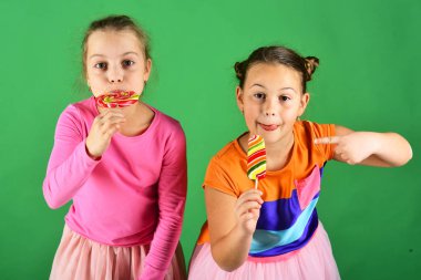 Şekerleme ve çocukluk konsepti. Kızlar büyük tatlı karamel yerler.