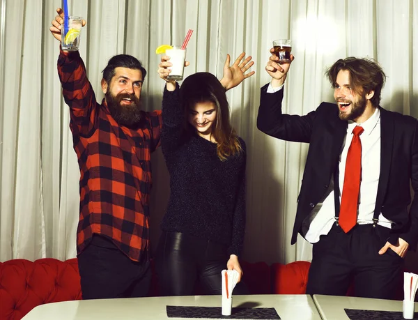 Amigos felices sonriendo y celebrando con cócteles en la fiesta — Foto de Stock