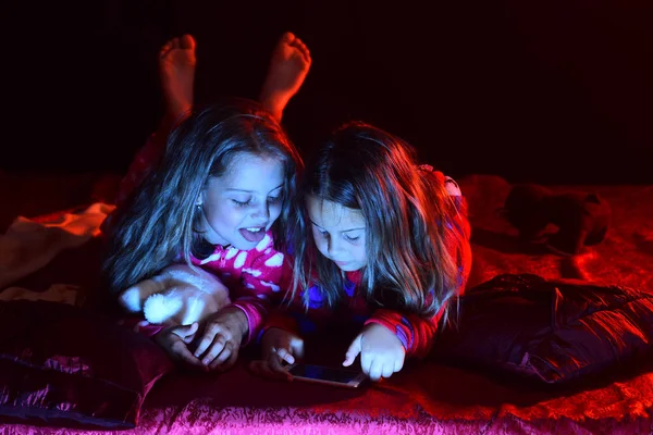 Festa e conceito divertido. Crianças de pijama assistir filme — Fotografia de Stock