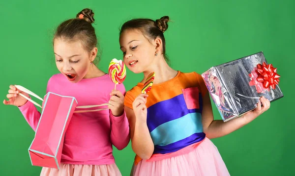 Les enfants aux visages curieux posent avec des bonbons et des cadeaux — Photo