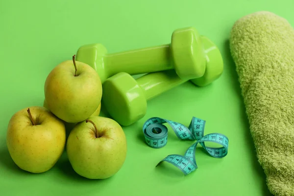 Barbells par pomme verte. Mode de vie sain et aliments faibles en calories — Photo